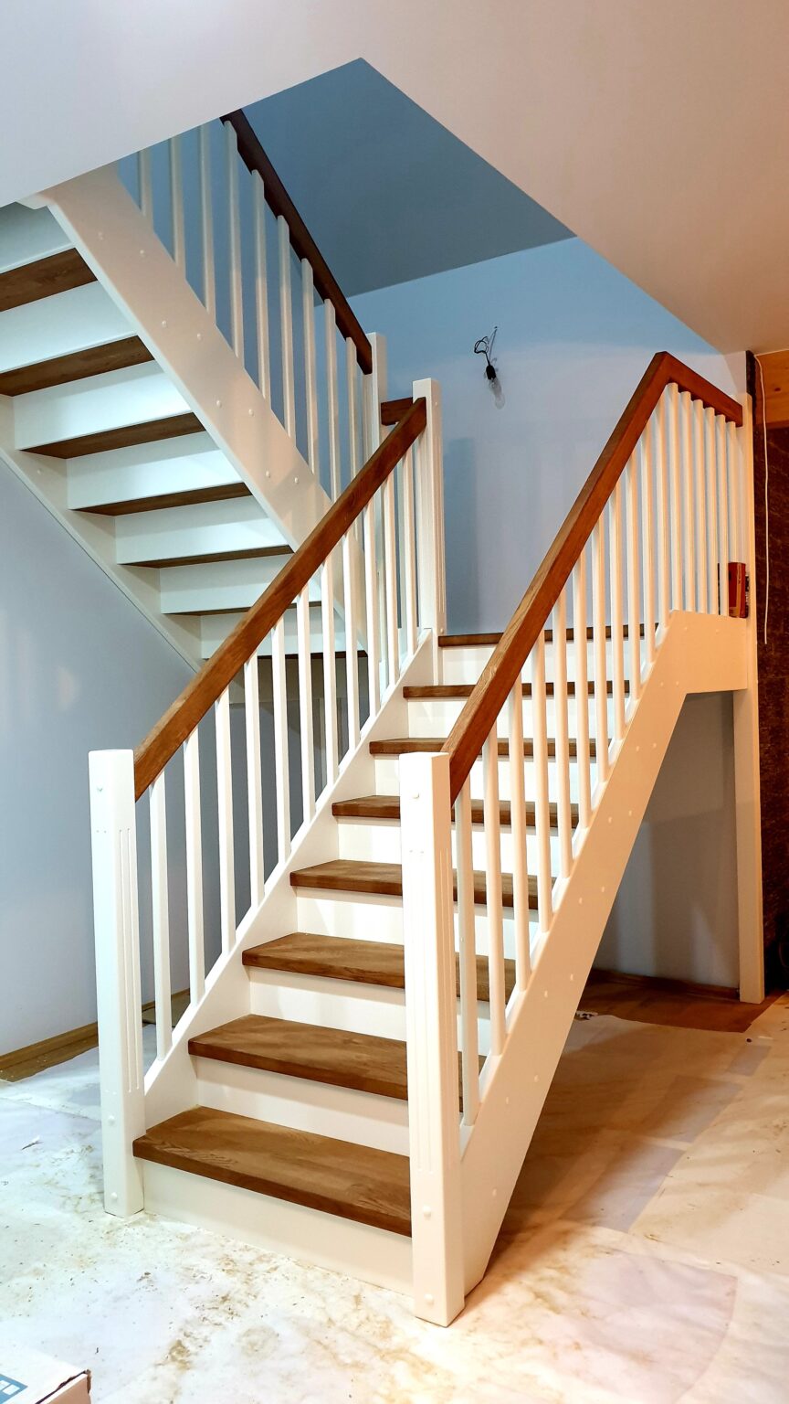 Puidust trepp platvormiga. Astmed ja käsipuud tammest. Trepivalem on õige.